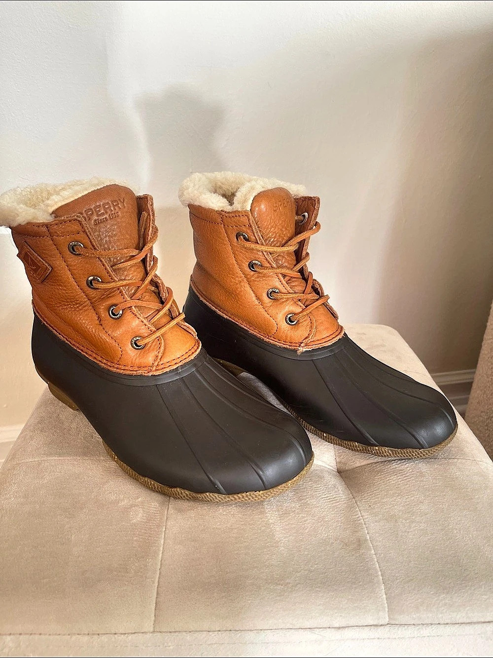 Sperry Saltwater Leather Winter Duck Boots US 7M
Thinsulate, Genuine Shearling